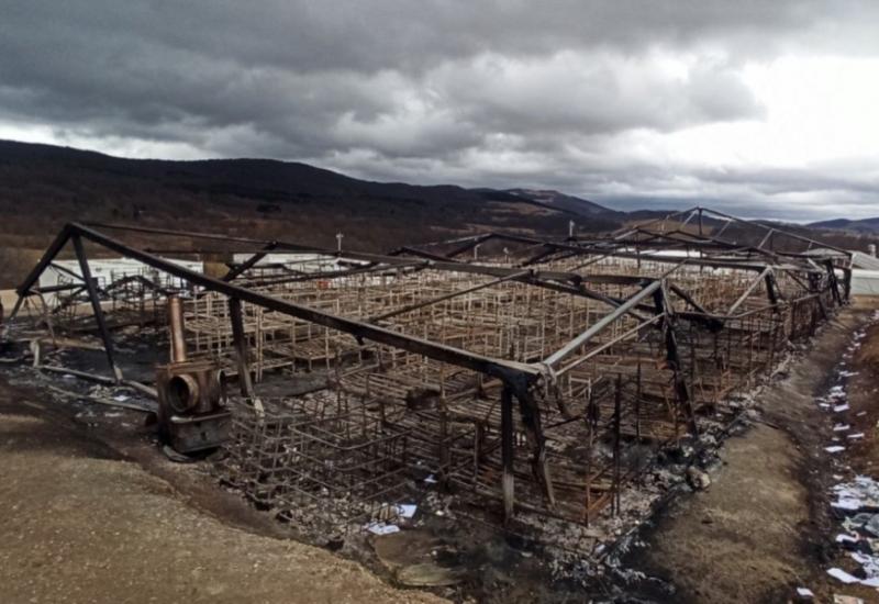 Izgoreni kamp Lipa - Bihać: VIše od tisuću migranata u jednom šatoru